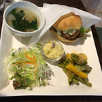 Cafe Slow - 山形県の地大豆「秘伝豆」のコロッケバーガープレート