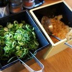 ウエストうどん - ネギと天かすは入れ放題。