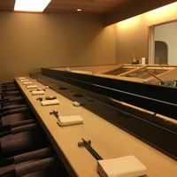 弁慶 - すばらしい一枚板のカウンター