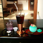 美と和 - 少しだけ背景。アイス珈琲とメロンシャーベットアイス(夏限定のセット650円)