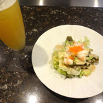 鉄板焼 花 - 生ビールと海鮮サラダ。