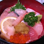 新潟本町 鈴木鮮魚 - 海鮮丼（上）。日本海の旬の素材がこれだけ入って1,600円は圧巻です！