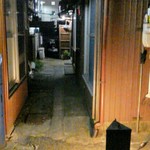 Uogashidokoro Sayori - 外観
      お店に向かう小路
      看板
      (小)