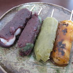 だんご処 たむら屋 - (左から)餡、草、うぐいす、やき