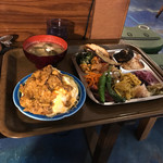 くう食堂 - 欲張りプレートはオムライスカレーソース