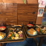 くう食堂 - 欲張りプレートはオムライスカレーソース