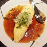 Sousaku Washoku Izakaya Amagaeru - 自家製煮穴子のオムレツ穴子だし汁ソース　720円