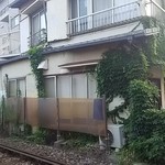 吉良の店 - 近くの踏切から店舗を見る