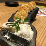 海鮮炭焼 夢源 - 蔵王クリームチーズとレーズンバターとクラッカー