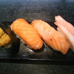 Sendai Heiroku Sushi - 冬の特選４貫セット(生うに・紅ずわい蟹・オーロラサーモン・オーロラサーモン大トロ 490円）