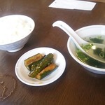中華　匠 - ご飯(100円)。スープも漬け物もうまい。