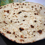 ユーカン - ロティのアップ。素朴な味の薄焼きパン。