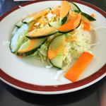 ユーカン - サービスのサラダ。きゅうり？でかい。