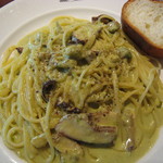 エスト! プロッシモ - 館山産スモークチキンとアボガドのクリームソーススパゲッティーニ