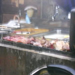 庚申酒場 - 串を焼くと店内はモクモクです(笑