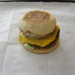 マクドナルド - 【朝】｢チーズロコモコマフィン｣です｡
