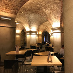 Cafe in the Crypt - 照明の照らし方もオシャレで雰囲気出ています。
