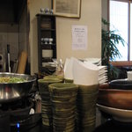 オープンキッチンスタイルの店内