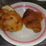 ぱんやベッキー - スナップエンドウと黒こしょうのパン（左）・クロワッサン（右）
