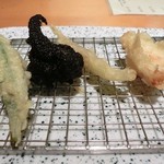 石和川 - 天ぷら（ホタテ、ししとう、げそイカ墨揚げ）ミョウガ