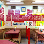 紅葉亭 - 店内風景(テーブル席と壁メニュー)。一歩、足を踏み入れると、昭和にタイムスリップした感覚に陥る。