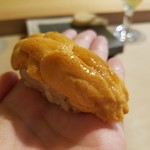 鮨 猪股 - 色艷やか。別料金ウニ 利尻産