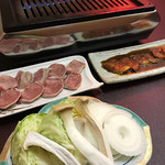 焼肉屋ホルモン村 - 豚タンとカルビと焼き野菜♡