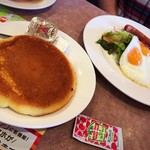 ガスト - 目玉焼き&ベーコンソーセージセット(パンケーキ)