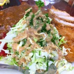 とんかつ赤城 - ごまソースをかける