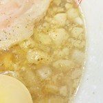芳醇煮干 麺屋 樹 - 背脂の浮いたスープ。