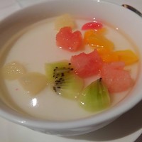 中国料理 桃園 - 果物入り杏仁豆腐まいぅ