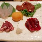 酒盃 - 鳥刺し　800円。上の大葉の上にのった白いのがささみ、その横がレバ。手前向かって左がハツ、向かって右が砂ぎも。真ん中がきんかん。  このお店は、比内地鶏をある特定のルートから手に入れているようで、鳥刺しが出来る模様。数に限りがあるので、予約が無難。