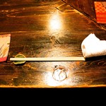 酒盃 - テーブルセッティング。おしぼり、小さく巻かれてかわゆし♡女性の店員さんの履いている足袋、よく見たら、 こちらのコースターに使われていたような美しい模様が入ったものでした。