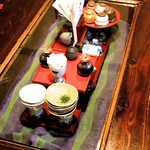 酒盃 - 個室のテーブルです。ガラス張りになっていて、美しい。