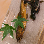 うを徳 - 藝州太田川（あきのくにおほたがは）の香魚（あゆ）有馬煮（ありまに）に、加州（かゞ）金時草（きんじさう）