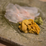 うを徳 - 魯山人（ろさんじん）の皿（さら）に蝦夷奥尻（えぞおくしり）の紫海膽（むらさきうに）