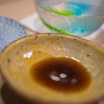 うを徳 - 黄瀬戸（きせと）の小皿（こざら）に醤油（しやうゆ）