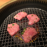 焼肉 433 - タンが焼けてます