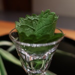 日本料理 幸庵 - ブルーチーズと梅肉のえごまの葉巻きアップ