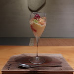 日本料理 幸庵 - バニラアイス、シャインマスカット、桃のラズベリーソースとブランデーゼリー添え