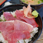 地魚工房 - 生マグロ丼(980円)