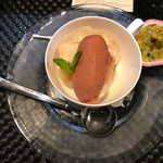 ラ カンパーニュ - 桃とヨーグルトのブランマンジェ、フレッシュパッションフルーツを添えて