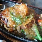 わかの屋 - おろしハンバーグにタレをかける