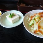 わかの屋 - 食事にはサラダとミニ冷奴とお新香が付きます！