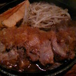 微妙に中がレアなマグロ頬ステーキ