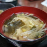 ナンリ食堂 - 油揚げ、わかめ、もやし、ねぎのみそ汁アップ