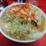 ラーメン二郎 - 小豚、野菜半分、ニンニク、脂。唐辛子かけて麗しき