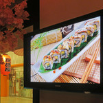 絆 - モニターに写る創作寿司