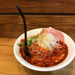 爆鶏KING - 麺が底にあるんで、それに支えられる形で、レンゲは立ちました
