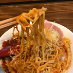 爆鶏KING - 麺を持ち上げると・・・相当なスープ量が絡んで来ます